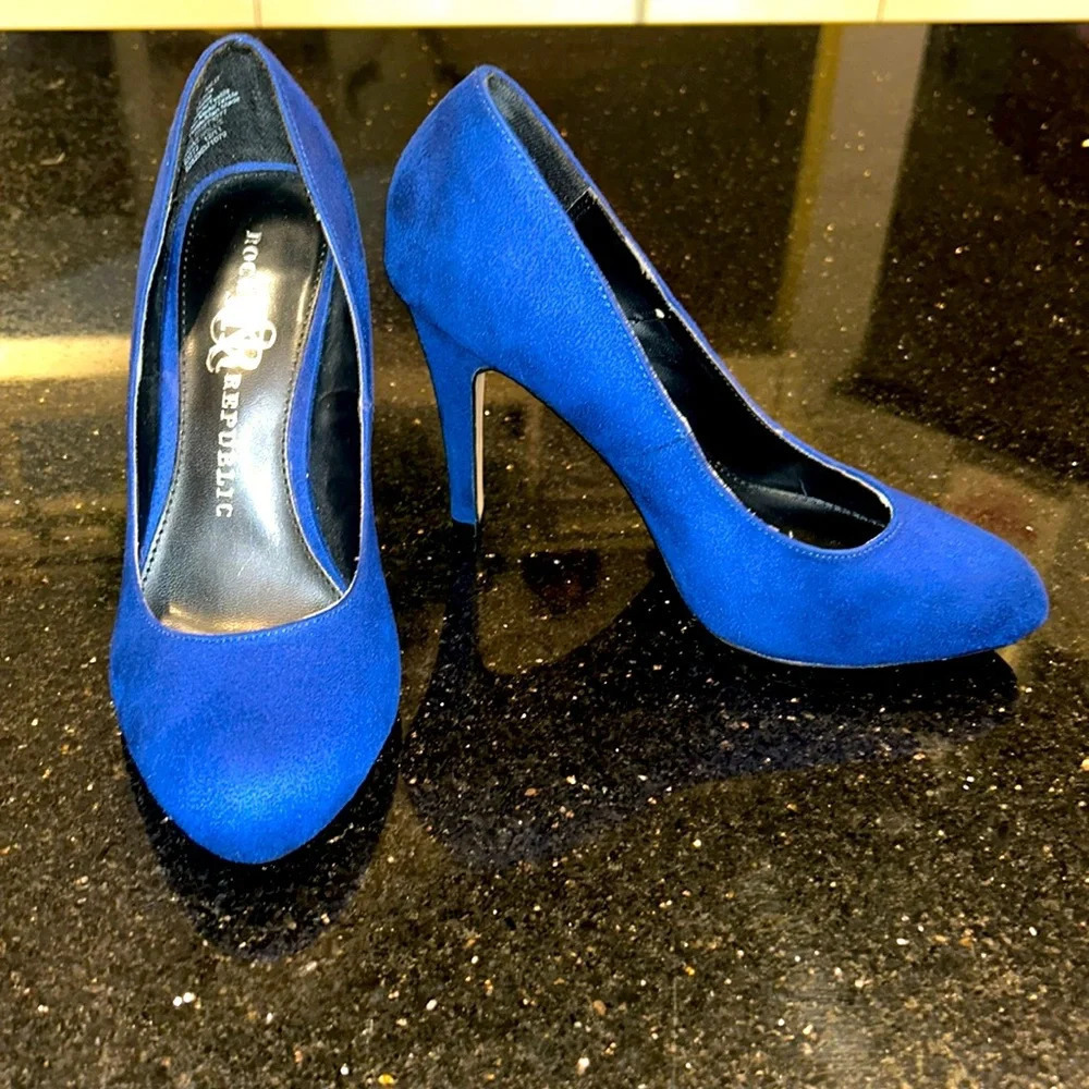 Rock & Republic blue suede heels 👠